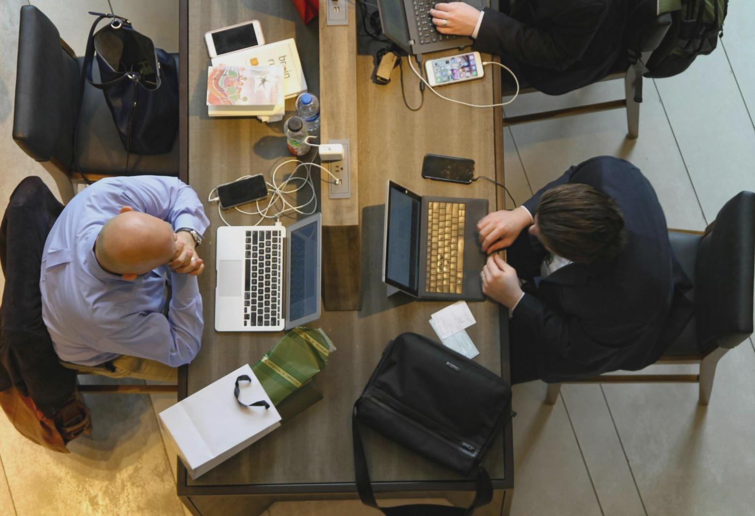 Estudiante aprendiendo presupuestos digitales